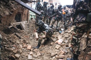 Nepal_quake_rescuer